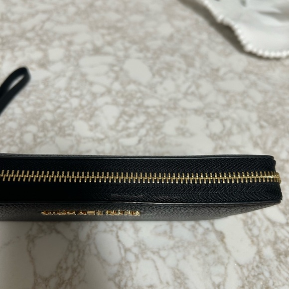 Michael Kor ladies black zip wallet. New WOT. Beautiful wallet with hand strap. - Picture 4 of 15